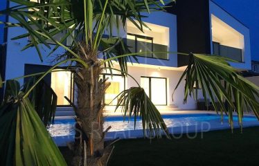 Luxusná vila s bazénom na predaj